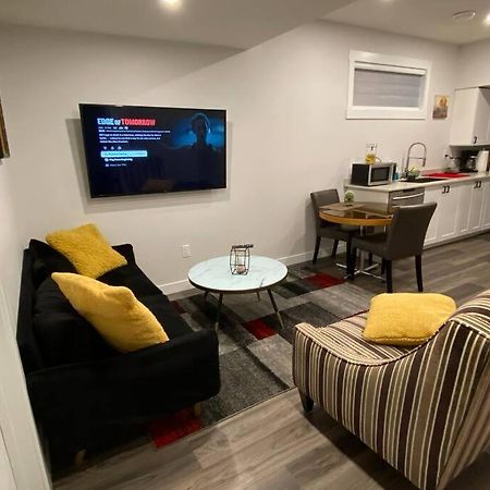 Modern Cozy 2 Bedroom Basement Near Wem Edmonton Bagian luar foto