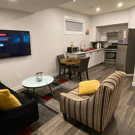 Modern Cozy 2 Bedroom Basement Near Wem Edmonton Bagian luar foto