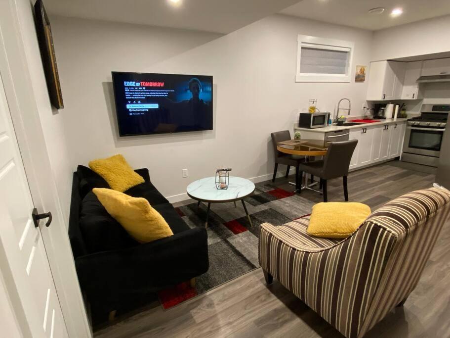 Modern Cozy 2 Bedroom Basement Near Wem Edmonton Bagian luar foto