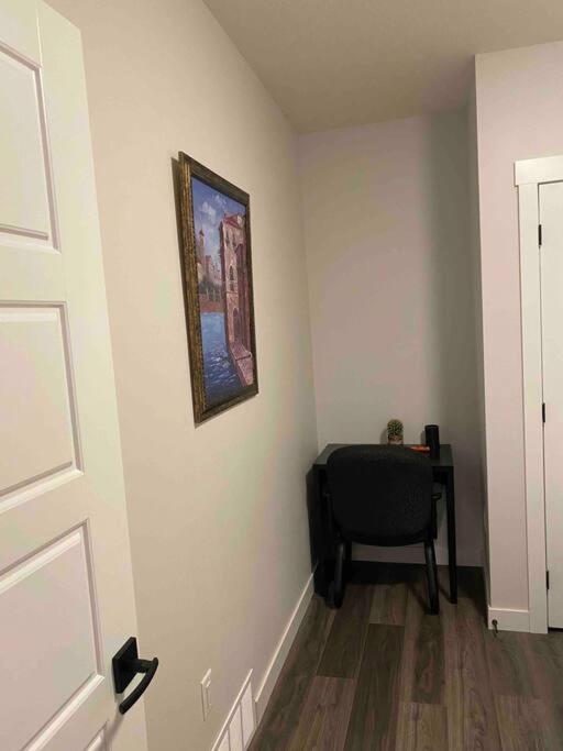 Modern Cozy 2 Bedroom Basement Near Wem Edmonton Bagian luar foto