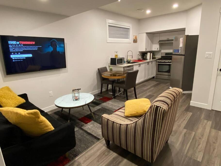 Modern Cozy 2 Bedroom Basement Near Wem Edmonton Bagian luar foto