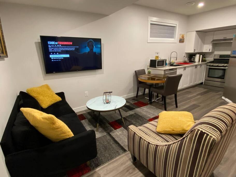 Modern Cozy 2 Bedroom Basement Near Wem Edmonton Bagian luar foto